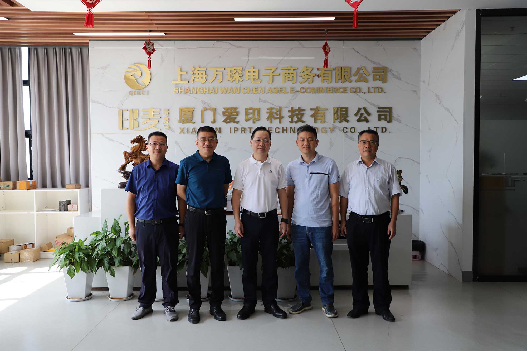 Xiamen CPPCC Li Qinhui 부회장 등이 조사 및 안내를 위해 IPRT Technology를 방문했습니다.